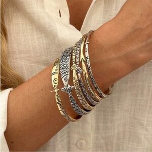Two-Tone Fish Motif Bangle Bracelet Set